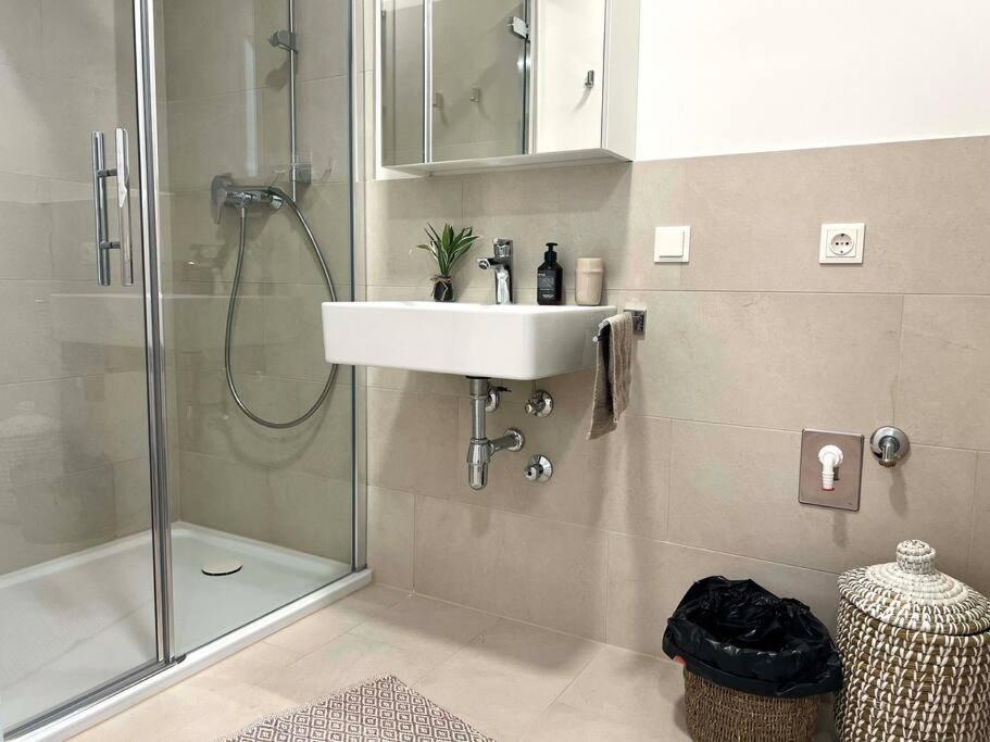 Donaublick Oasis: Stylische Wohnung Вена Экстерьер фото